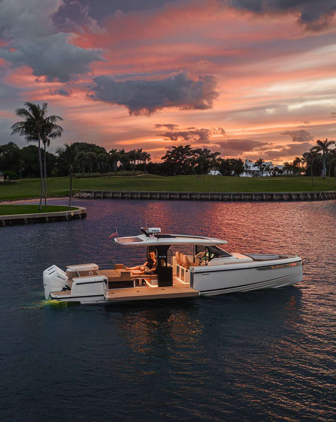 Saxdor 400 GTS charter in Saint-Tropez